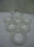 Jogo de bowl com 6 cumbucas em vidro moldado. Medindo o bowl 23cm x8,5cm de altura e as cumbucas 12,5cm x 4,5cm de altura.
