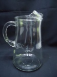 Jarra para água sucos em vidro incolor. Medindo 23cm de altura.