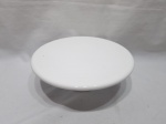 Porta confeito redondo em porcelana Alemã branca. Medindo 23cm de diâmetro x 7,5cm de altura.