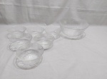 Jogo de Bowl com 6 cumbucas em vidro incolor moldado. Medindo o bowl 24cm de diâmetro x 10cm de altura e as cumbucas 12,5cm de diâmetro x 6cm de altura.