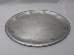Travessa oval em grosso alumínio. Medindo 45cm x 34cm.
