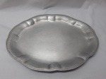 Travessa oval em grosso alumínio. Medindo 47cm x 37cm.