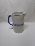 Linda jarra de água, sucos em porcelana Monte Sião azul e branca. Medindo 14cm x 23,5cm de altura.