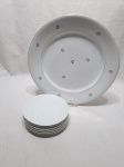 Prato de bolo com 6 pratinhos em porcelana branca. Medindo o prato de servir 33cm de diâmetro, bolo 15,5cm de diâmetro.