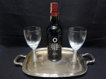 Bandeja em prata 90 com garrafa de vinho do porto e 2 taças de vinho em demicristal. Medindo a bandeja 30,5cm x 23cm x 40cm alça a alça.