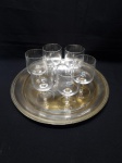 Bandeja redonda em prata 90 com 6 taças de vinho em demicristal incolor. Medindo a bandeja 33,5cm de diâmetro, a taça 6,5cm x 13cm de altura.
