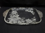 Bandeja retangular em vidro com relevo de flores foscas. Medindo 42cm x 27cm.