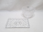 Lote de compoteira e travessa retangular em vidro moldado. Medindo a bandeja 18,5cm x 11,5cm.