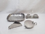 Lote diverso, composto de travessa retangular, farinheira, etc. Peças em aço inox. Medindo a pãozeira 29cm x 21cm x 4cm de altura.