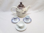 Jogo de servir café com 3 xícaras e 1 bule em porcelana. Medindo o bule 20cm de altura.