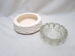 Lote de 2 cinzeiros, sendo um em porcelana e um em vidro moldado. Medindo o maior 20cm x 7cm de altura.