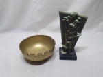 Lote composto de cinzeiro em bronze pesado e enfeite, escultura em resina. Medindo o bowl 25cm x 6,5cm de altura.