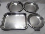 Lote de 4 travessas em aço inox, sendo 3 redondos e 1 retangular. Medindo o maior 25cm x 33cm x 4,5cm de altura.