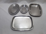 Lote de 4 travessas, sendo 2 ovais e 2 retangulares em aço inox. Medindo o maior 28cm x 21cm.