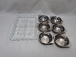Lote de petisqueira com 4 divisões em cristal moldado e 6 cumbucas em aço inox. Medindo a petisqueira 25cm x 18cm x 3,5cm de altura.