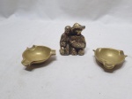 Lote de enfeite com 2 cinzeiros em bronze trabalhado. Medindo o enfeite 7,5cm de altura.