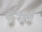 Jogo de 7 taças de vinho em vidro moldado. Medindo o maior 8cm x 15cm de altura.
