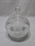 Linda compoteira em cristal ricamente lapidado. Medindo 17cm de diâmetro x 9,5cm de altura sem tampa.