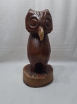 Linda escultura na forma de coruja em madeira esculpida. Medindo 45cm de altura, Necessita de reparo no bico.