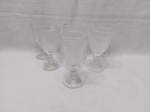 Jogo de 7 taças de vinho tinto em vidro moldado padrão pontas de diamante. Medindo 7,5cm de boca x 14,5cm de altura.