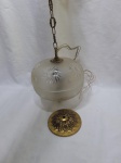 Lindo lustre, bolinha em vidro fosco lapidado com acabamento em metal dourado. Medindo 22cm x 24cm de altura sem corrente.