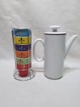 Jogo de bule de café com 6 xícaras em porcelana colorida. Medindo o bule 16cm de altura.
