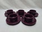 Jogo de 5 xícaras de café em porcelana vinho. Medindo 7,5cm x 4,5cm de altura.