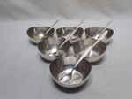 Jogo de 6 taças de sobremesa, bowl com colher em aço inox. Medindo 9cm x 4cm de altura.