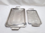 Lote de 2 bandejas retangulares em aço inox. Medindo a maior 35cm x 24cm x 41,5cm alça a alça.