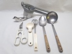 Lote com diversos itens de cozinha, composto de colher de servir, concha de feijão, etc. Medindo a concha de feijão 30cm de comprimento.