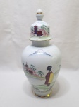 Potiche com tampa em porcelana oriental com pintura de gueixa e pagode. Medindo 6cm de boca x 20,5cm de altura.