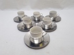 Jogo de 6 xícaras de café em porcelana com friso prata, suporte e pires em metal prateado. Medindo a xícara 5cm x 5,5cm de altura.