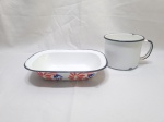 Lote de travessa retangular e canecão em metal esmaltado ágata. Medindo a travessa 24cm x 18cm x 5cm de altura.