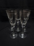 Jogo de 5 taças longas de vinho em cristal com pé facetado. Medindo 6,5cm x 20,5cm de altura.