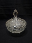 Linda compoteira redonda em cristal ricamente lapidado. Medindo 15cm x 19cm de altura.