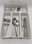 Faqueiro com 35 peças em aço inox Novamesa. Composto de 6 garfos de mesa, 6 facas de mesa, 6 colheres de sopa, 6 garfos de sobremesa, 6 facas de sobremesa e 5 colheres de sobremesa. Medindo o organizador de talher 37cm x 26cm x 6,5cm de altura.