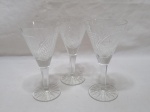 Jogo de 3 taças de vinho em demicristal lapidado. Medindo 8cm x 15,5cm de altura.