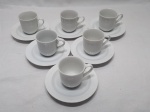 Jogo de 6 xícaras de café em porcelana branca. Medindo 5,5cm x 5,5cm de altura.