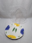 Lote de 2 pratos de bolo, sendo um em vidro e um em porcelana. Medindo o maior 29cm de diâmetro.