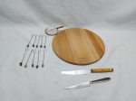 Tábua para corte de queijos, saleiro, 2 facas, etc. Medindo a tabua 25cm de diâmetro.