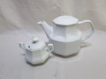 Jogo de bule e açucareiro em porcelana branca facetada. Medindo o bule 15,5cm de altura.