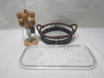 Lote de petisqueira em vidro, facas de aperitivo e cesta em metal. Medindo a cesta 21,5cm x 8cm de altura.