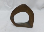 Linda escultura em bronze, assinada e datada. Medindo 5cm x 7cm de altura.