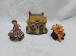 Lote de 3 enfeites em resina. Medindo a casa 12cm x 9cm x 10,5cm de altura.