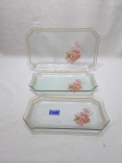 Jogo de 3 travessas retangulares em vidro com estampa floral. Medindo o maior 34,5cm x 20,5cm x 2,5cm de altura