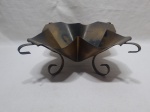 Centro de mesa, fruteira em metal dourado. Medindo 26cm x 26cm x 12cm de altura.