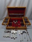 Faqueiro com 130 peças em aço nobre inox Meridional, modelo riscado, na caixa adaptada para 101 peças. Faqueiro encontra-se completo e sem uso. Caixa com chaves. Medindo a caixa 49cm x 37cm x 13cm de altura.
