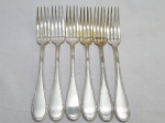 Jogo de 6 garfos de mesa em prata 90 francesa com pega modelo X. Medindo 22cm de comprimento. Desgaste no banho.