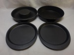 Lote de 3 tabuleiros e 1 forma de bolo em alumínio revestidos de teflon. Medindo a maior 25cm x 5cm de altura.