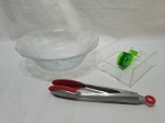 Lote de bowl em vidro, porta guardanapos em acrilico, e pinça, pegador em metal. Medindo 27,5cm x 8,5cm de altura.
